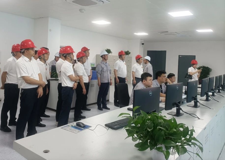罗卫华一行在项目中控室现场调研.jpg